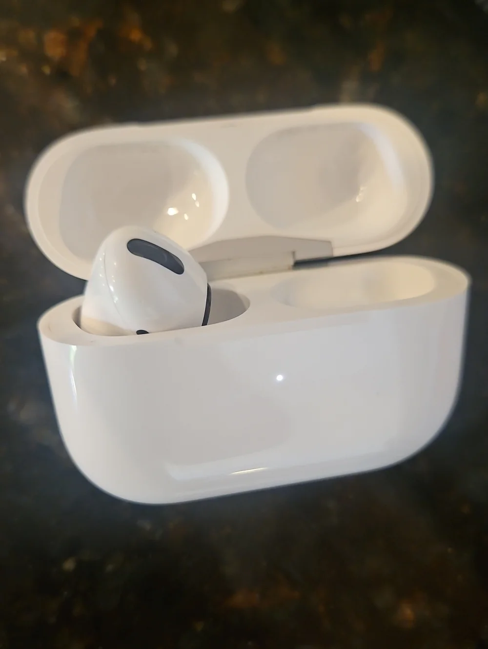 Apple AirPods Pro Earbud A2084 1st Gen LEFT Ear Only + Case A2190 TESTED Working
